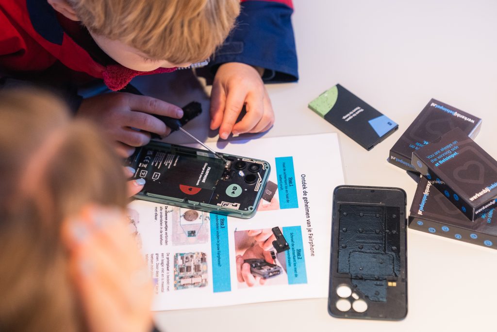 een jongetje haalt een telefoon uit elkaar tijdens zpannend zernike.